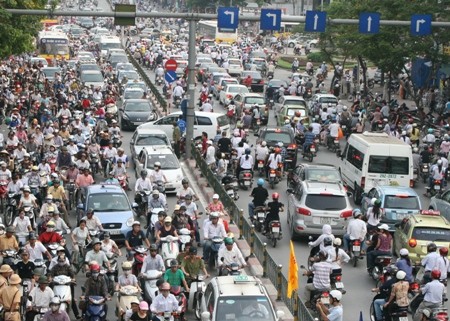 Với phương án đổi giờ học, Hà Nội kỳ vọng sẽ giảm ách tắc giao thông. Ảnh Lao Động